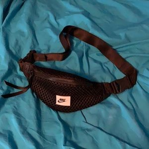 Nike Mesh Multi-Pocket Fanny Pack